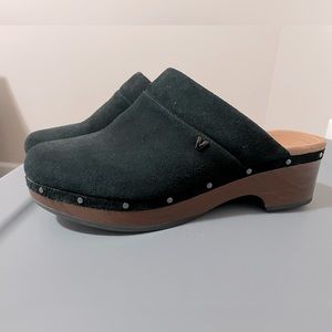 Black Vionic Day Kacie Clogs women’s size 9